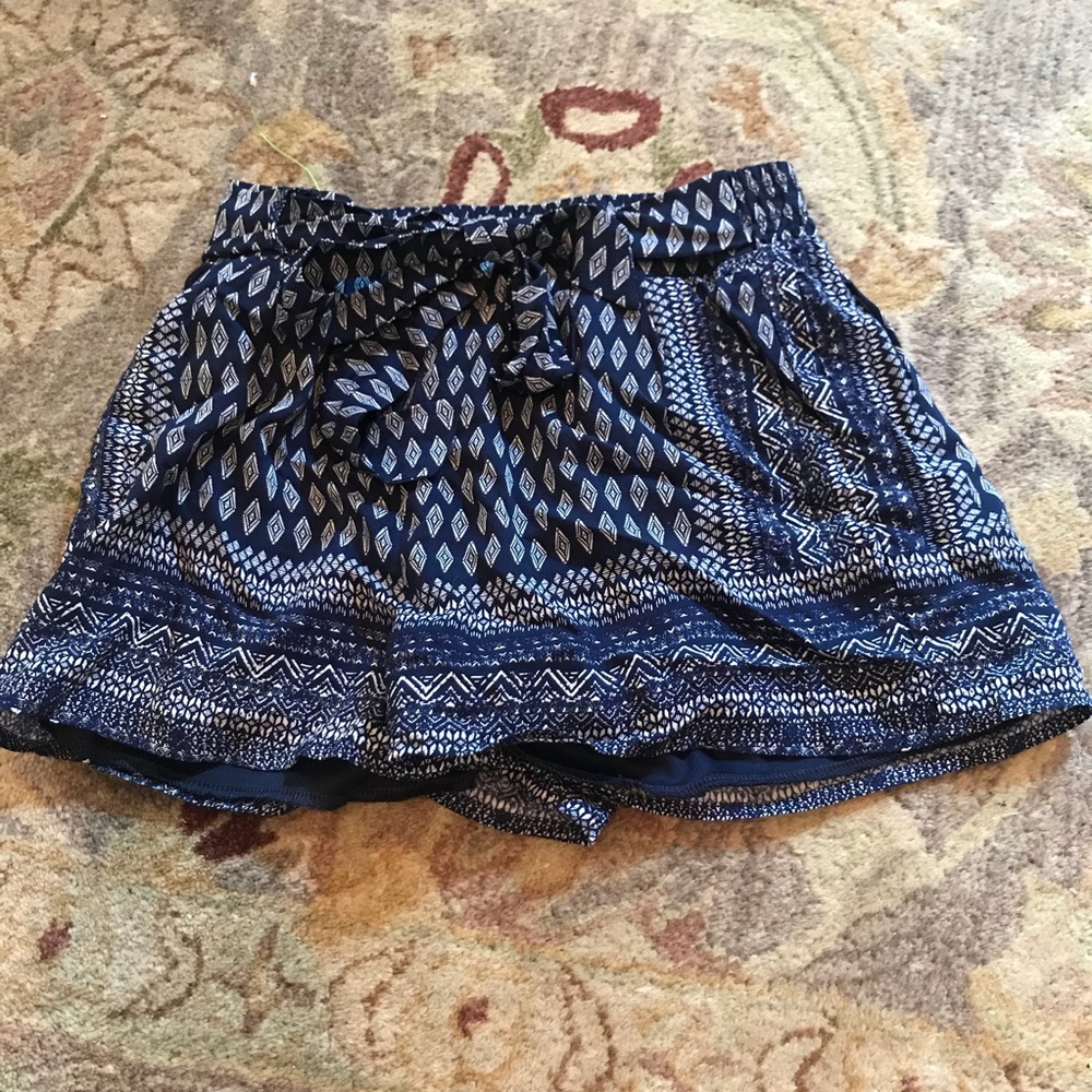 Navy printed flowy shorts from Francesca‘s